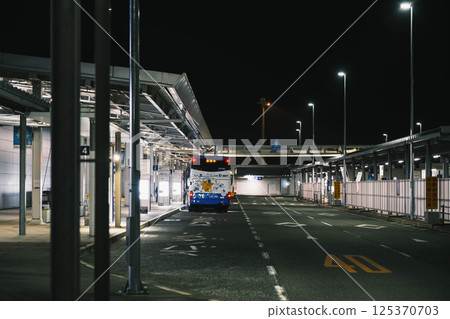 [Kansai International Airport] Airport shuttle bus at night 125370703
