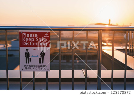 [Kansai International Airport] Beautiful view of the airport illuminated by the light of the setting sun 125370872