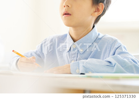 男小學生在教室裡學習 |手 男小學生在教室裡學習 |手 125371330