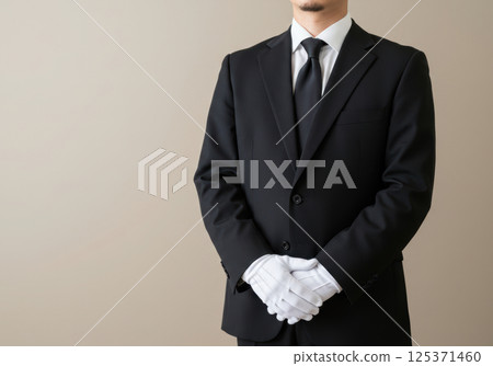 一位戴著白手套的彬彬有禮的男性工作人員（AI 生成的圖像） 125371460