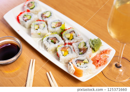 Urumaki roll with salmon avocado pepino and tobiko 125371660