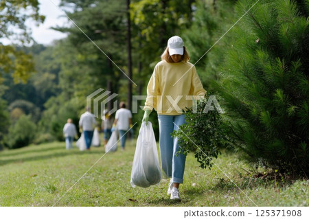 Volunteers Collecting Garbage in Sunny Green Park 125371908