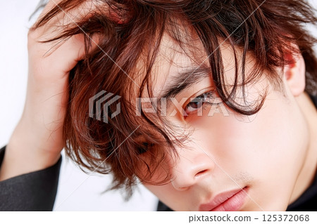 帥氣的男人和髮型“AI生成的圖像” 125372068