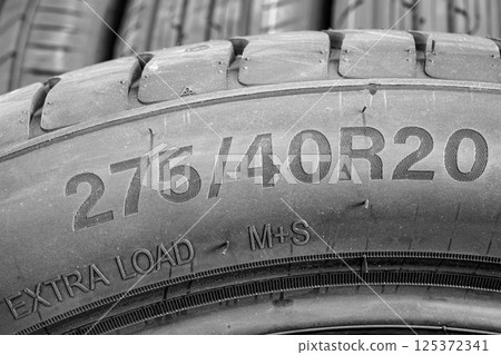 Side view of a tire with an indication of tire width, height and diameter, tubeless, radial type 125372341