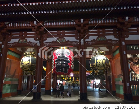 淺草寺朱漆寶藏門，夜晚燈火通明，紅黑燈籠和仁王雕像點綴其間 125373103