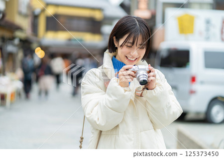 A woman traveling in Kawagoe; A woman taking a commemorative photo A woman traveling in Kawagoe; A woman taking a commemorative photo 125373450