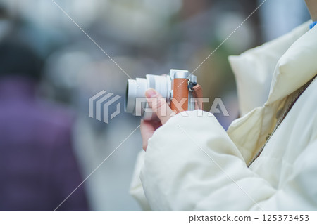 A woman traveling in Kawagoe; A woman taking a commemorative photo 125373453