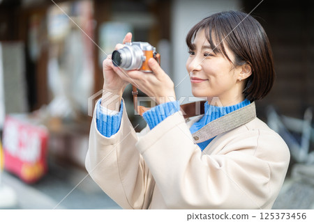 一位在川越旅行的女性；一名女子正在拍攝紀念照 125373456