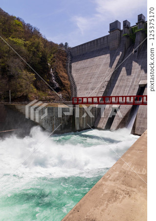 Yamba Dam is releasing water, Gunma Prefecture 125375170