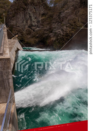 Yamba Dam is releasing water, Gunma Prefecture 125375171
