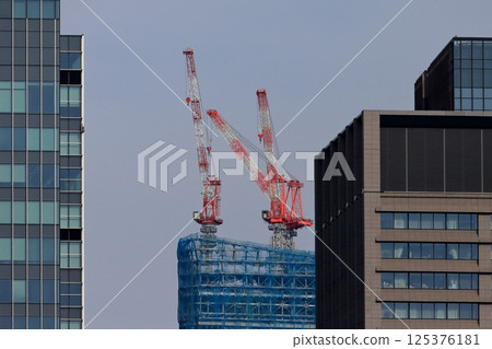 一台起重機在建築工地的形象 一台起重機在建築工地的形象 125376181