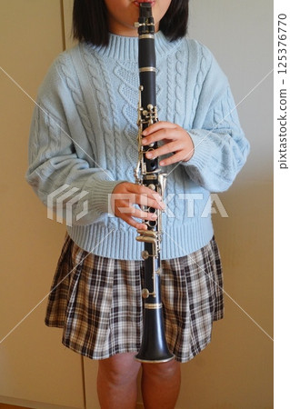 一名學習單簧管已有1年11個月的小學生在練習單簧管。 125376770