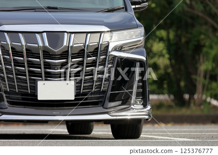 一輛停放的黑色豪華小型貨車的圖像 125376777