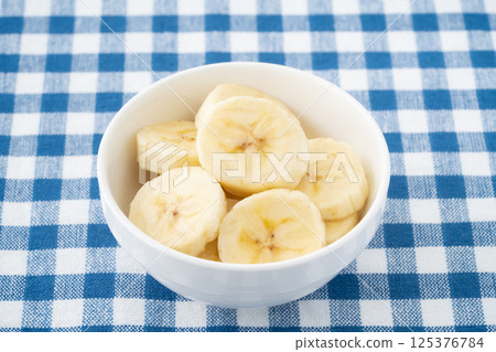 美味的香蕉片放在白盤子裡 美味的香蕉片放在白盤子裡 125376784