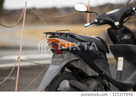 街角被遺棄的自行車 125377048