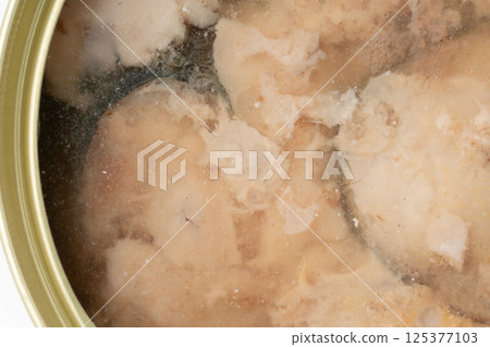 罐頭中的煮鯖魚的特寫（鯖魚罐頭） 125377103