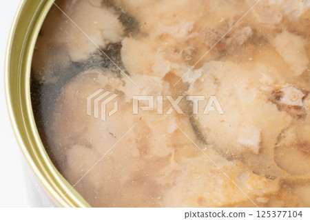 罐頭中的煮鯖魚的特寫（鯖魚罐頭） 125377104