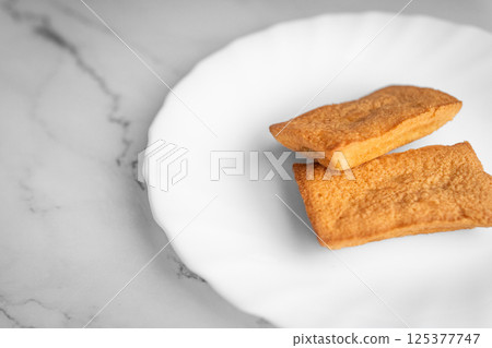 金融家們排成一排，站在白色盤子上② 125377747