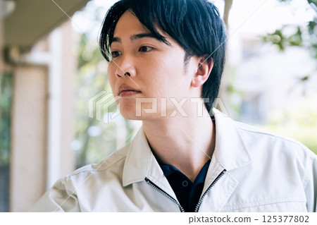 一名身穿工作服的男子在戶外工作 125377802