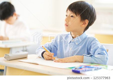 Male elementary school student studying in the classroom 125377963