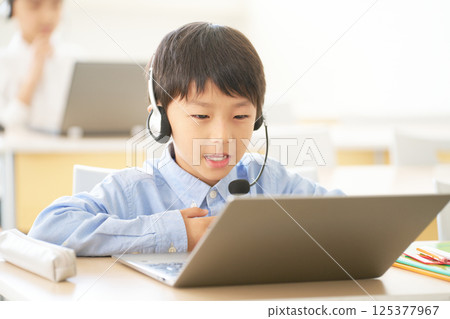 Elementary school students speaking in online classes 125377967