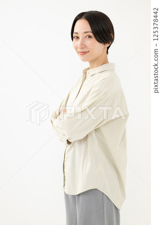 一個微笑的中年婦女 125378442