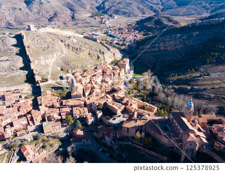 Defensive wall of medieval town Albarracin Defensive wall of medieval town Albarracin 125378925