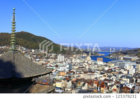 [Hiroshima Prefecture] Onomichi townscape as seen from Senkoji Temple in spring when cherry blossoms bloom 125379231