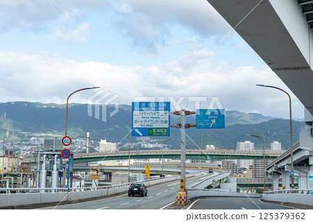 在神戶市東灘區阪神高速公路5號線灣岸線交叉處行駛 在神戶市東灘區阪神高速公路5號線灣岸線交叉處行駛 125379362
