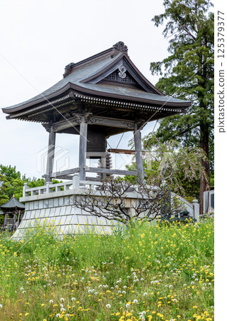 傳統禪宗寺廟萬松山法輪院的鐘 傳統禪宗寺廟萬松山法輪院的鐘 125379377