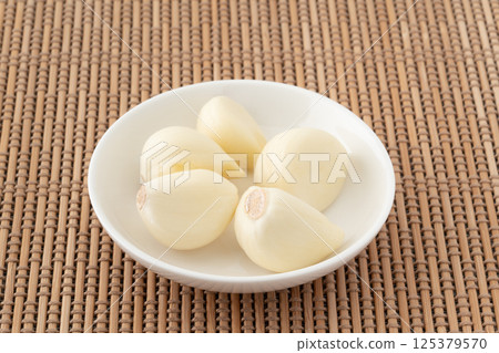 剝好皮的大蒜放在小盤子裡 125379570