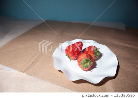 深紅色的草莓 深紅色的草莓 125380580