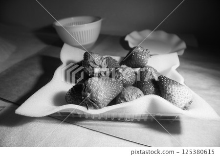 在一個杯子裡的草莓 125380615