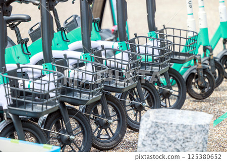 電動自行車和電動滑板車 125380652