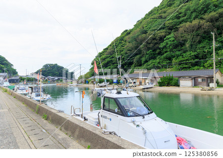 豐岡市津井山週邊的街道和船隻(瀨戶運河) 豐岡市津井山週邊的街道和船隻(瀨戶運河) 125380856