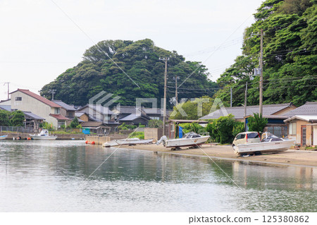 Streets and boats around Tsuiyama, Toyooka City (Seto Canal) 125380862