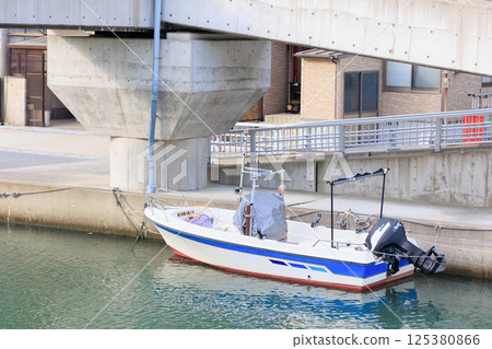 豐岡市津井山週邊的街道和船隻(瀨戶運河) 豐岡市津井山週邊的街道和船隻(瀨戶運河) 125380866