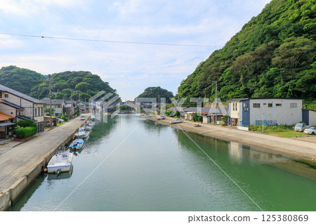 豐岡市津井山週邊的街道和船隻(瀨戶運河) 豐岡市津井山週邊的街道和船隻(瀨戶運河) 125380869