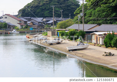 豐岡市津井山週邊的街道和船隻(瀨戶運河) 豐岡市津井山週邊的街道和船隻(瀨戶運河) 125380871