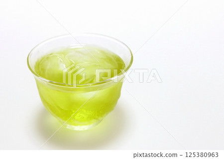 Cold tea (green tea, summer image) 125380963