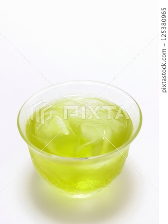 Cold tea (green tea, summer image, vertical composition) Cold tea (green tea, summer image, vertical composition) 125380965