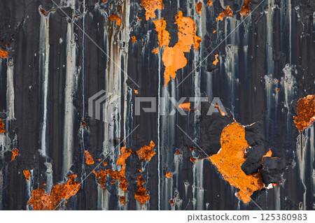 牆上的黑色油漆剝落，露出棕色鐵鏽，背景材料 125380983