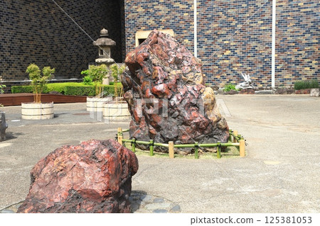 Horeru New Otani: Red stones brought from Sado 125381053