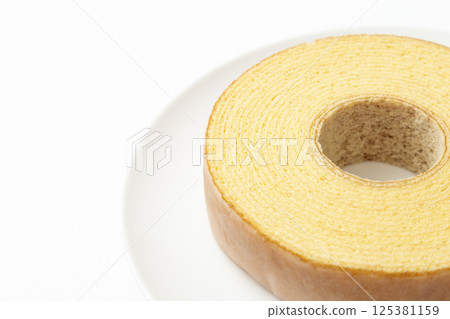 白色背景的年輪蛋糕 125381159