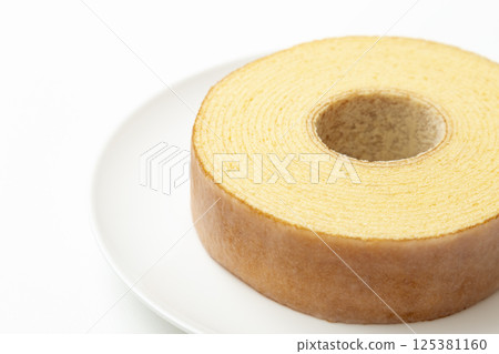 白色背景的年輪蛋糕 125381160