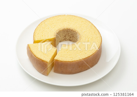 白色背景的年輪蛋糕 白色背景的年輪蛋糕 125381164