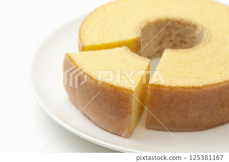 白色背景的年輪蛋糕 白色背景的年輪蛋糕 125381167