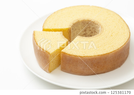 在白色背景上切開年輪蛋糕 在白色背景上切開年輪蛋糕 125381170