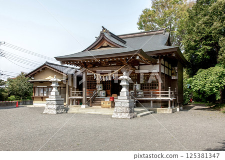 The shrine hall of Mikawa Inari Shrine, where the torii gate has been turned a beautiful vermilion color The shrine hall of Mikawa Inari Shrine, where the torii gate has been turned a beautiful vermilion color 125381347
