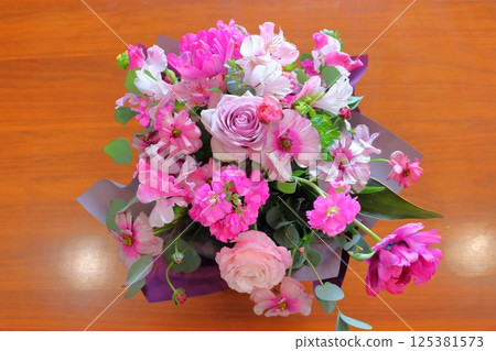 粉紅色和紫色的花束 125381573